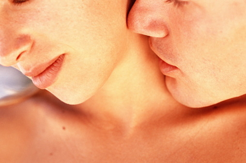 首筋にキスをする男性心理とは？キスマークを付ける意味